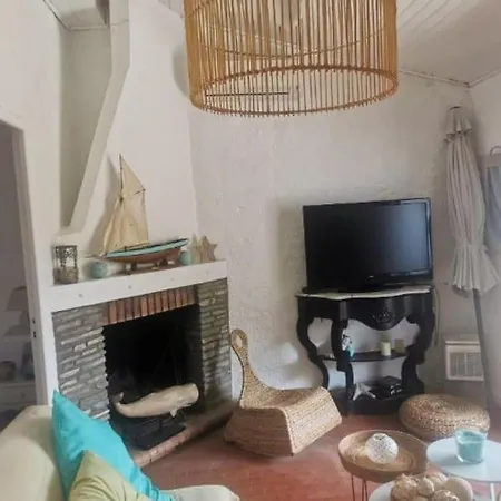 Maison D'une A Lucciana A 50 M De La Plage Avec Jardin Clos Et Wifi *